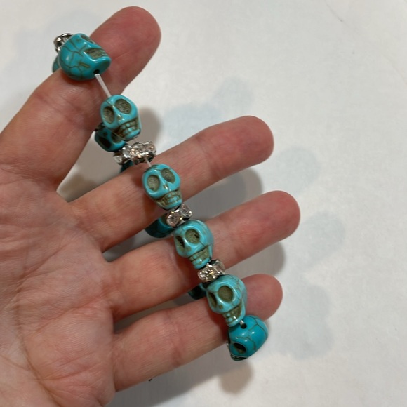Turquoise and crystal skulls semi-precious stretch bracelet, NWT, new in bag - Picture 3 of 4